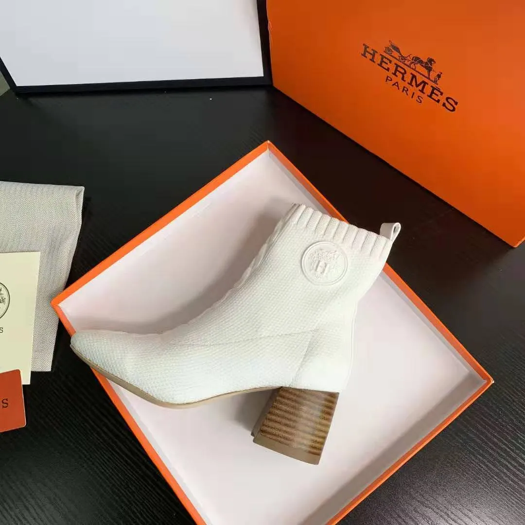 👟👟Ex-factory price 460👟👟 Hermes Hermes early autumn new model, the highest version on the market! Original board 1:1 purchasing level quality.  This is the youngest item from the H family this season! It’s just right to wear this season, it looks great on your feet and looks particularly slender 🌹 Fabric: Original 1:1 molded imported knitted upper, sheepskin lining. The heel is the latest molded horseshoe heel this year, with a heel height of 6.5cm 🌹 Size number: 34-41 (34.40 41/42 customized) 🌹 Outsole: Rubber sole and genuine leather sole optional 🌹Color: black, white, blue, burgundy 🌹Packaging with cloth bag certificate
